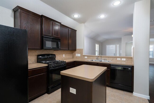 Foto del edificio - 2819 Lexington Park Dr