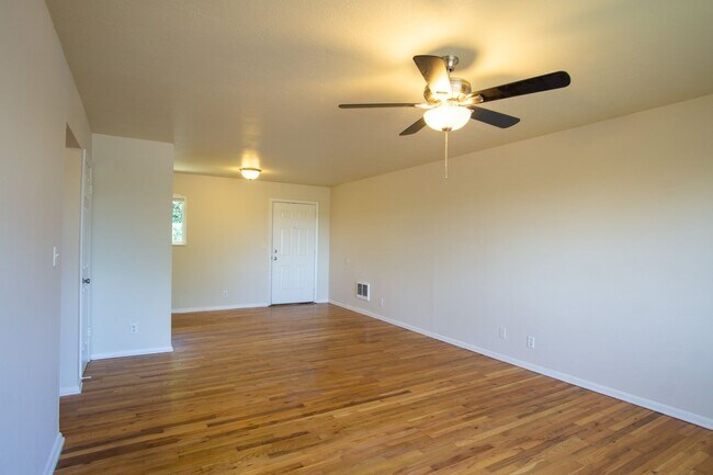 Foto del edificio - John's Landing 2Bdr in Garden Setting W Garage Ready Early September!
