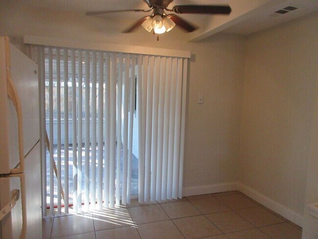 Building Photo - 717 Hillview Dr