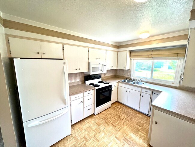 Foto del edificio - 4 bed 2 bath Single Family Home with Bonus Room, Fully Fenced Yard and Double Car Garage Close to...