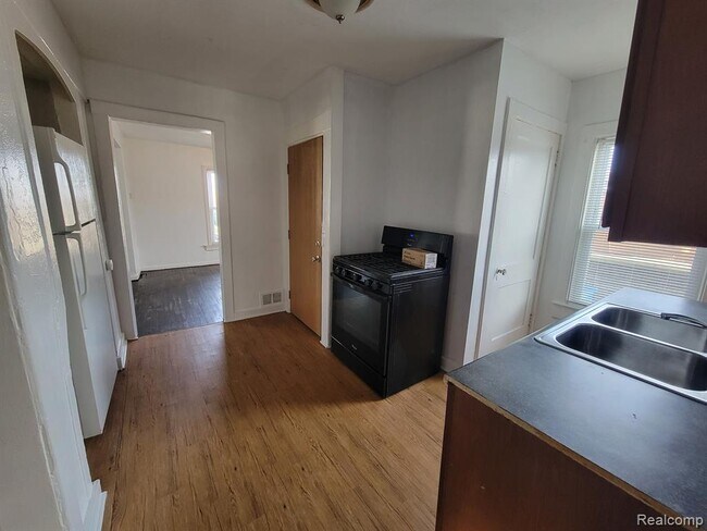 Foto del edificio - 7592 Maxwell Ave