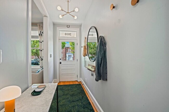 Foto del edificio - Contemporary Three-Bedroom in the Heart of...