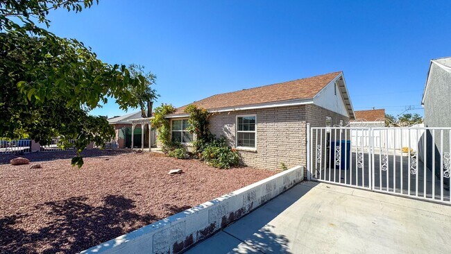 Foto del edificio - 3-Bed, 2-Bath Single Story Home with Big Y...