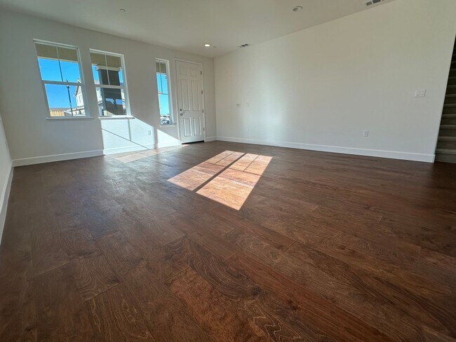 Foto del edificio - BRAND NEW, SOLAR 5 Bedroom, 4 Bath home!