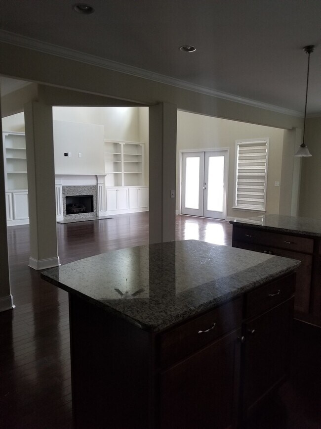 Building Photo - Spacious 6 bedroom, 4 bathroom home!