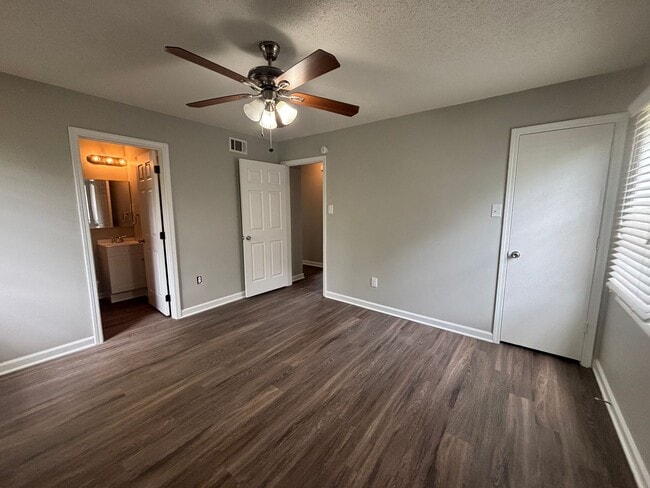 Building Photo - 3989 Battlefield Dr