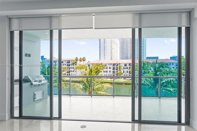 Foto del edificio - 3250 NE 188th St
