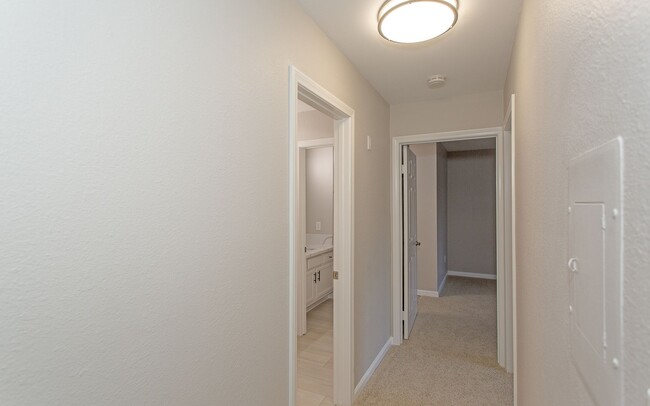 Foto del edificio - Lovely upstairs 2 bedroom Condo in Oceanside