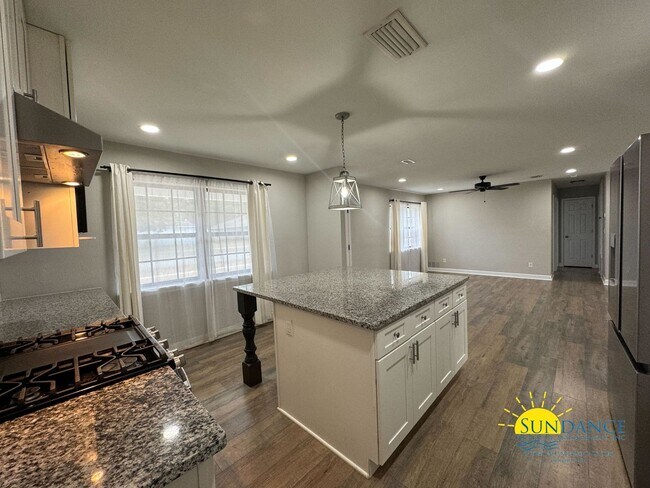 Foto del edificio - Stunning Renovated Home East of Hurlburt F...