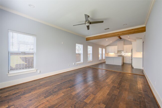 Foto del edificio - 2401 Eagle St