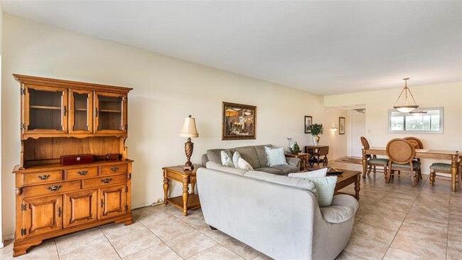 Building Photo - 2950 N Palm Aire Dr