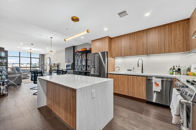 Foto del edificio - 8701 Churchill Rd