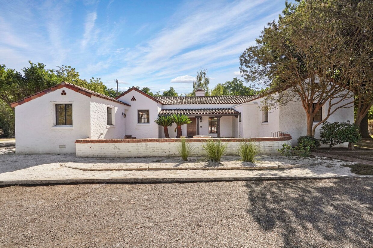 Primary Photo - Beautiful Spanish Style home