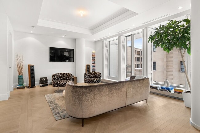 Building Photo - 1280 Rue Sherbrooke O