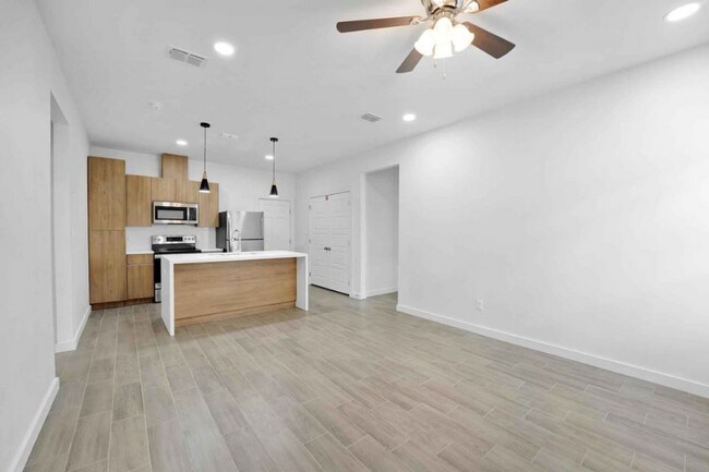 Building Photo - 1402 W Platinum Dr
