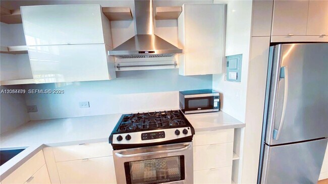 Foto del edificio - 8620 Byron Ave