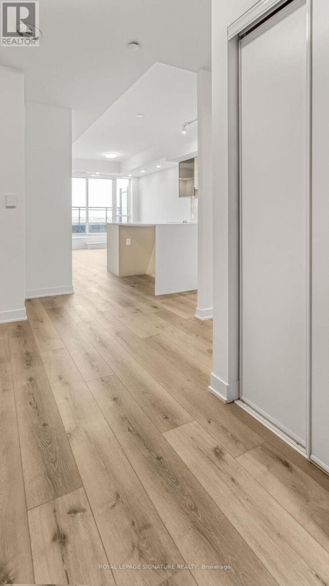 Building Photo - 405 Dundas St W