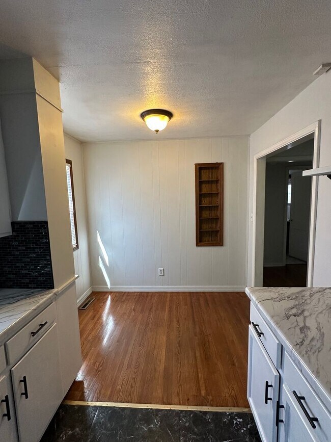 Foto del edificio - 2 Bedroom with Bonus room and Hardwood Flo...