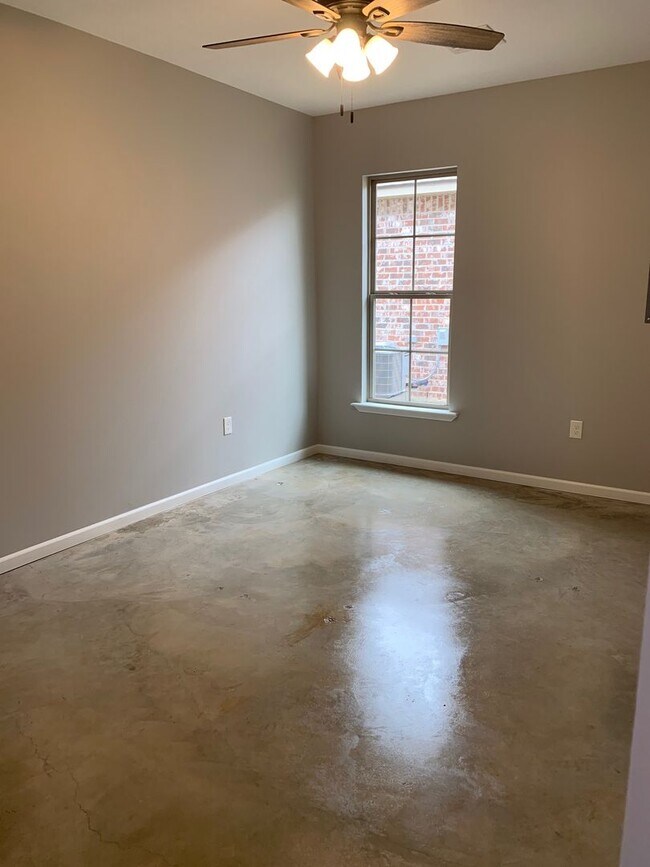 Foto del edificio - 1561 Ham Reid Rd