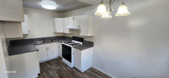 Kitchen - 25221 Bigelow Rd