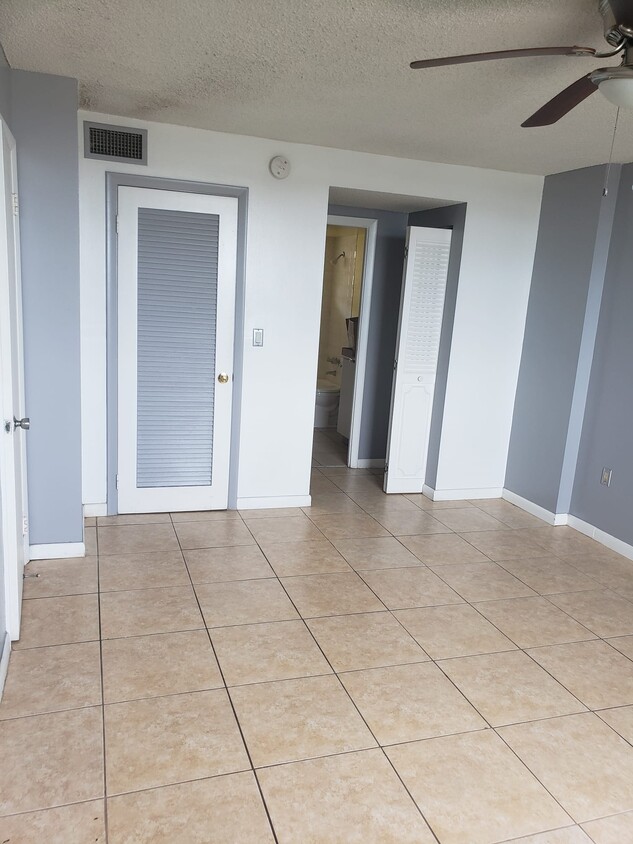 Building Photo - 15600 NW 7th Ave