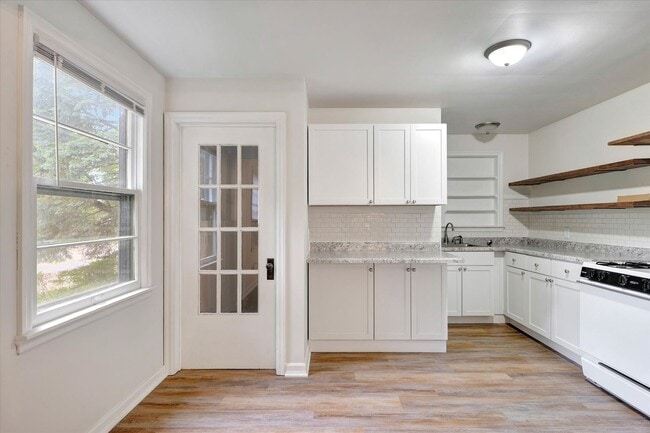 Building Photo - 2 BED / 1 BATH HOUSE NEAR CAMPUS W/ CHARMI...