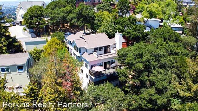 Building Photo - 4 br, 2.5 bath House - 11031 Broadway Ter