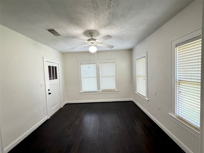 Building Photo - 17119 TX-35