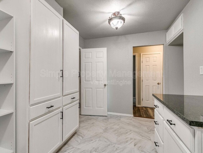 Building Photo - 3204 NE 11th St