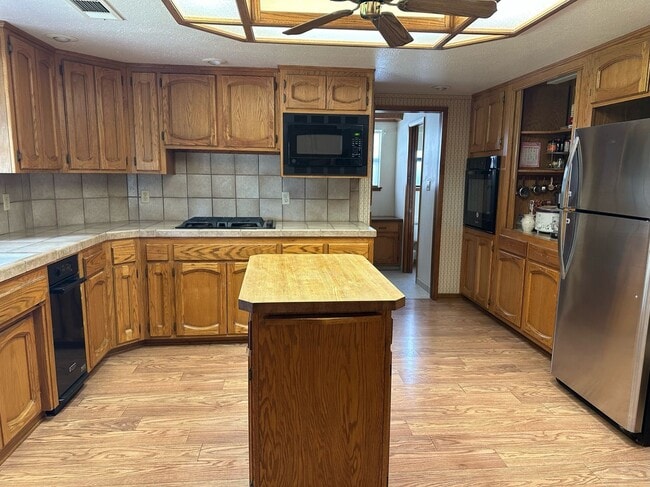 Building Photo - 475 E Mercedes Ave