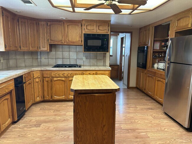 Foto del edificio - 475 E Mercedes Ave