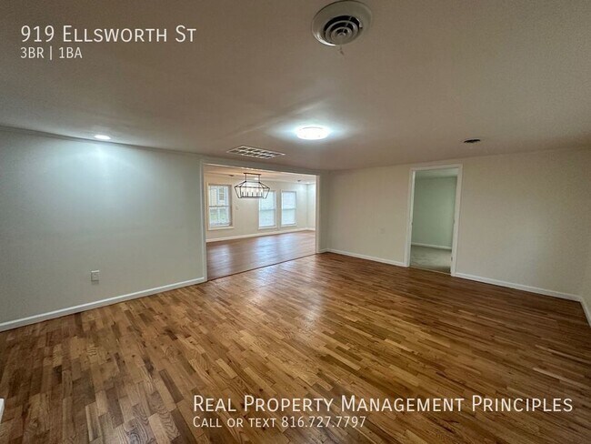 Building Photo - Spacious, Newly Remodeled, 3 Bedroom, 1  B...