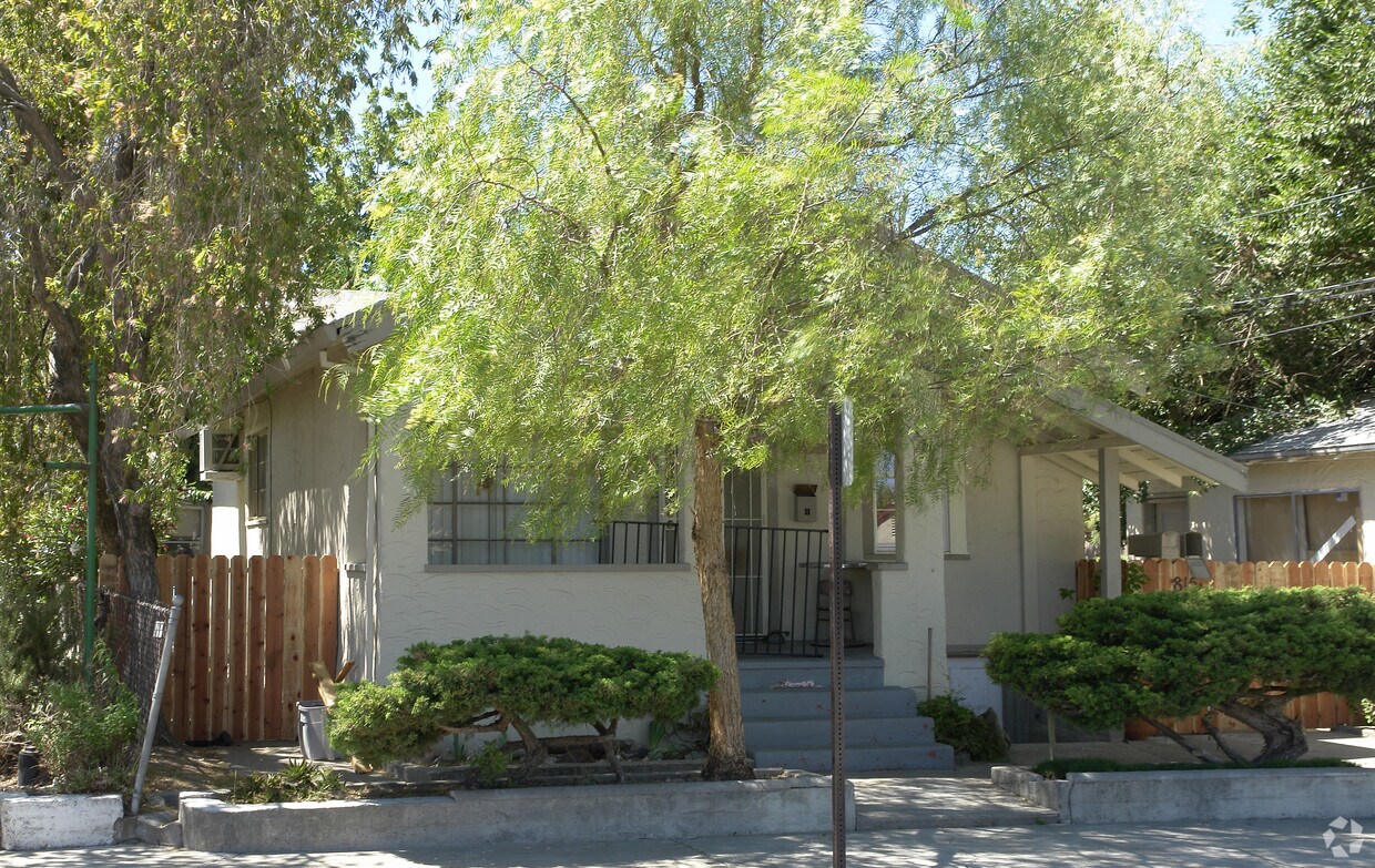 Foto del edificio - 813 W 9th St