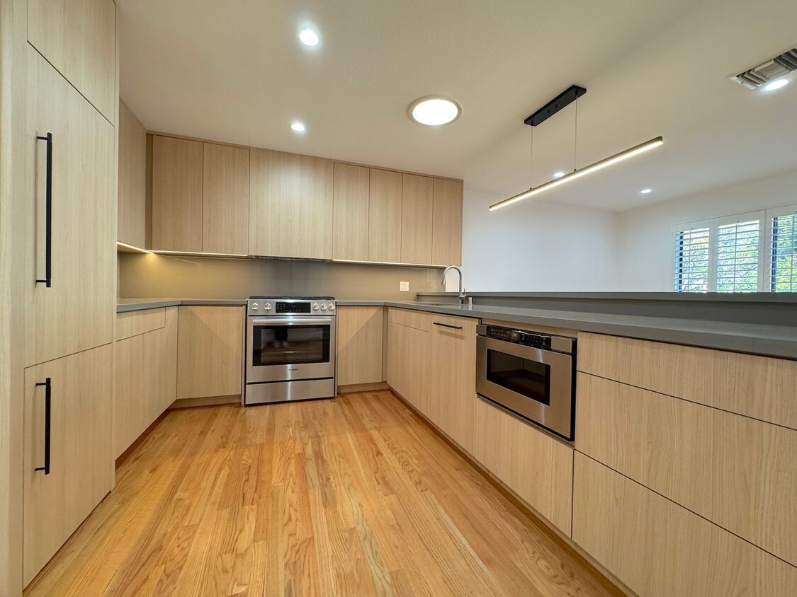 Foto principal - Modern 2-Bed, 2-Bath Residence in Prime We...