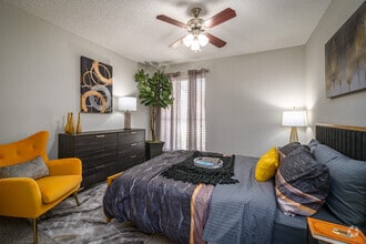 2BR, 2BA - 917SF - Woodlake Meadows