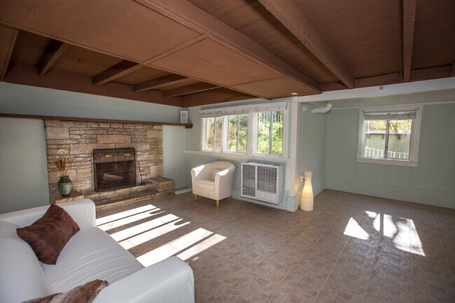 Foto del edificio - 2134 N Beverly Glen Blvd