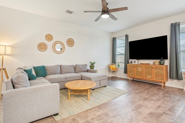 Foto del edificio - 8914 Hidden Oaks Dr