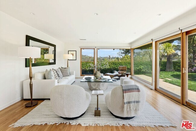 Foto del edificio - 2058 Westridge Rd