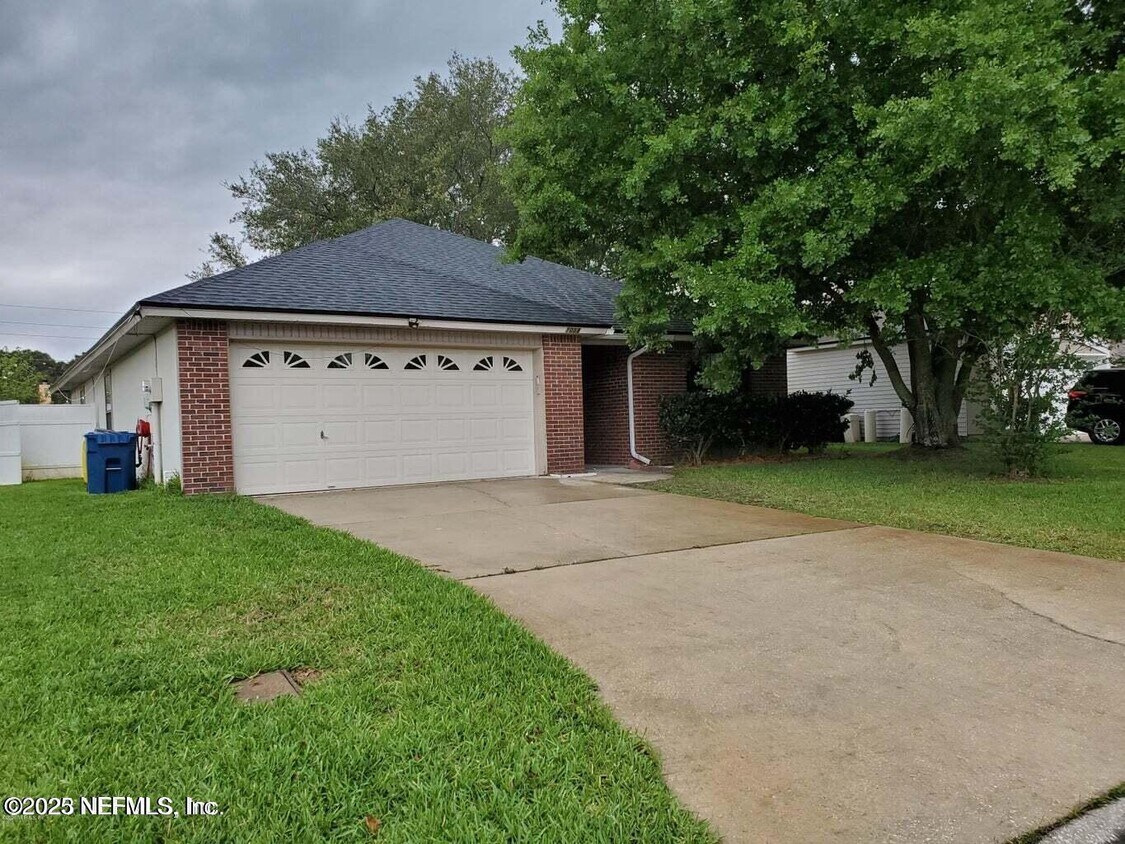 Foto principal - 1058 Waterfall Dr