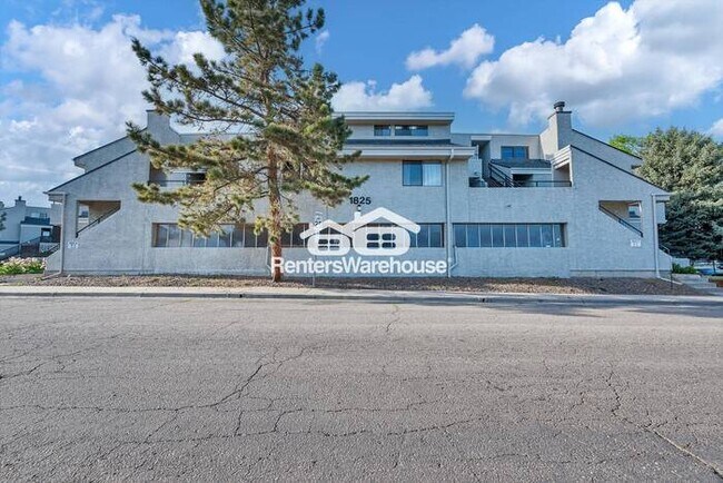 Building Photo - Convenient to everything 2-bedroom 1 bathroom condo in West Lakewood/ Sloan's Lake.