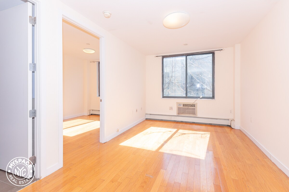 Primary Photo - 924 Metropolitan Ave