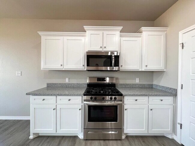Building Photo - Modern Luxurious Flair Home In Burgamy Park!