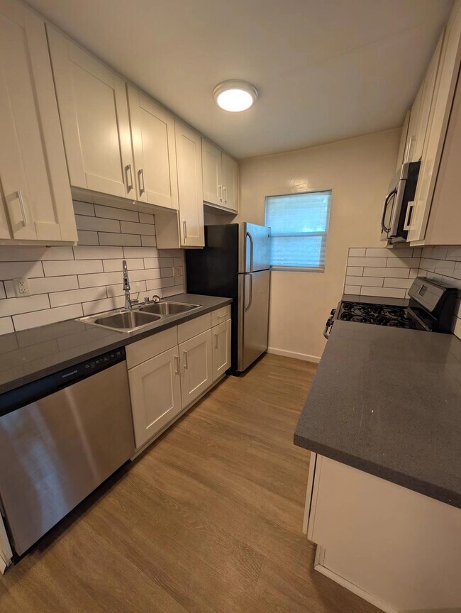 Foto del edificio - 6142 Eleanor Ave