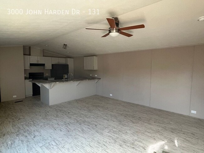 Foto del edificio - 3000 John Harden Dr