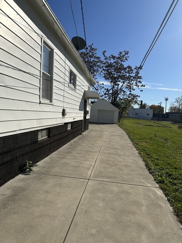 Foto del edificio - 7516 Bancroft Ave