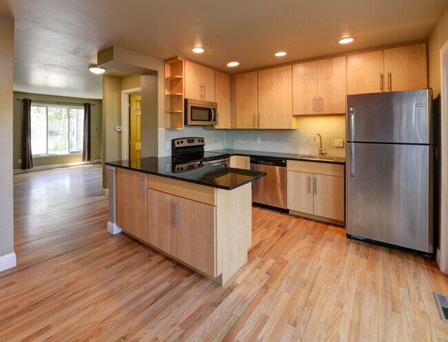 Building Photo - Updated 3 Bed 2.5 Bath North Boulder Townh...