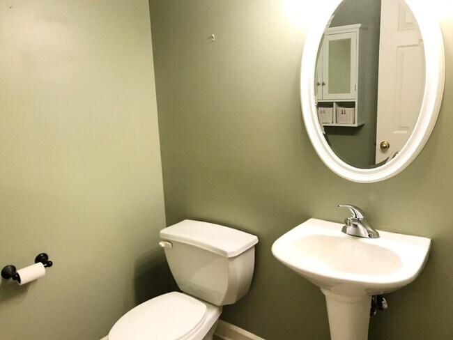 Foto del edificio - End Unit Townhome on Quiet Cul-De-Sac in Covington Crossing