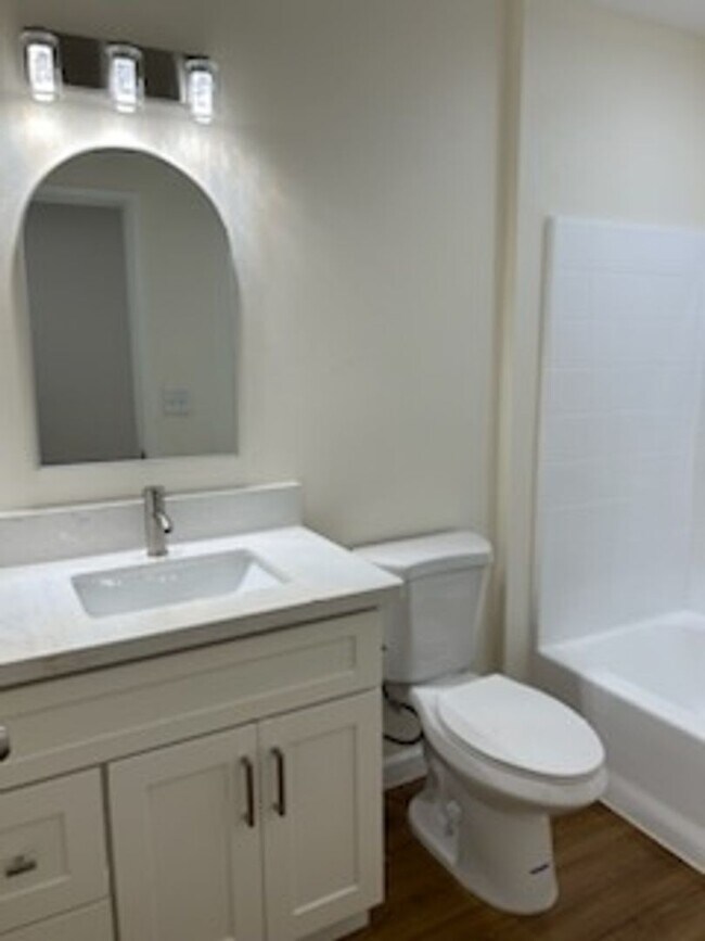 Building Photo - 3 Bedroom 2 Bathroom Availble now in the h...