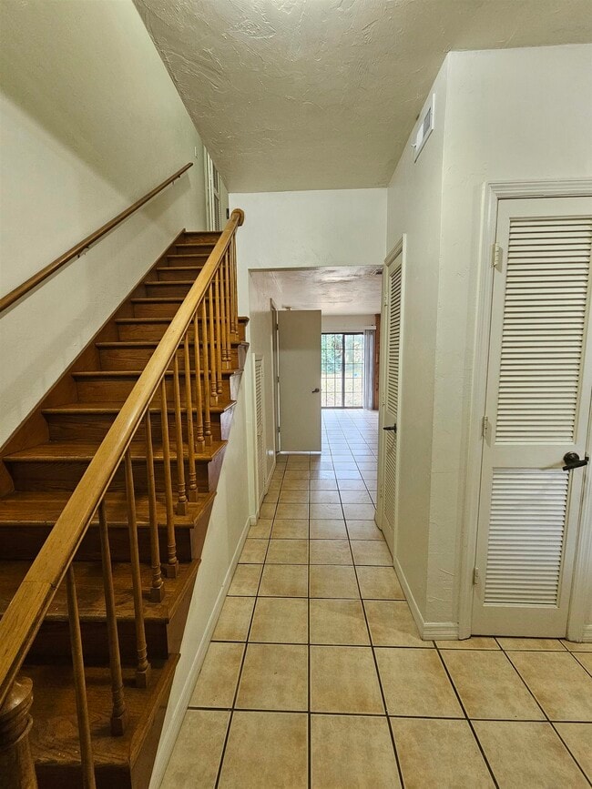 Building Photo - 1824 Larette Dr