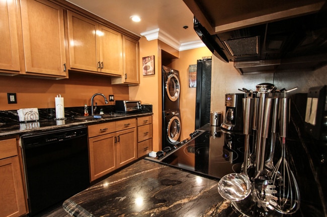 Modern Kitchen & applicance w/washer & dryer! - 535 Esplanade